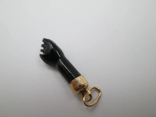 Figa / higa pendant. Black hand. 18 karat gold and jet. Amulet. Spain