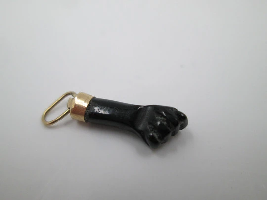 Figa / higa pendant. Black hand. 18 karat gold and jet. Amulet. Spain
