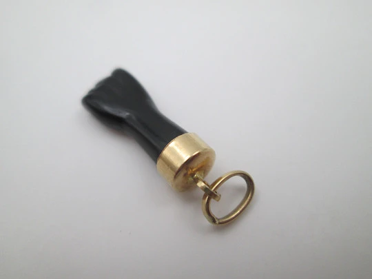 Figa / higa pendant. Black hand. 18 karat yellow gold and jet. Amulet. Spain