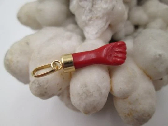 Figa / higa pendant. Red hand. 18 karat gold and coral. Amulet. Spain. 1950's