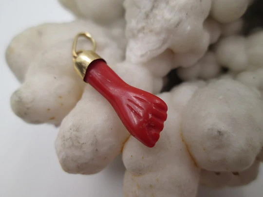 Figa / higa pendant. Red hand. 18 karat gold and coral. Amulet. Spain. 1950's