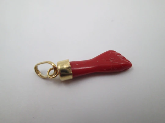 Figa / higa pendant. Red hand. 18 karat gold and coral. Amulet. Spain. 1950's