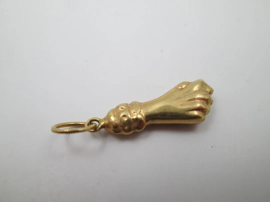 Figa / higa women's hand pendant. 18 karat gold. Geometric engravings. 1950's