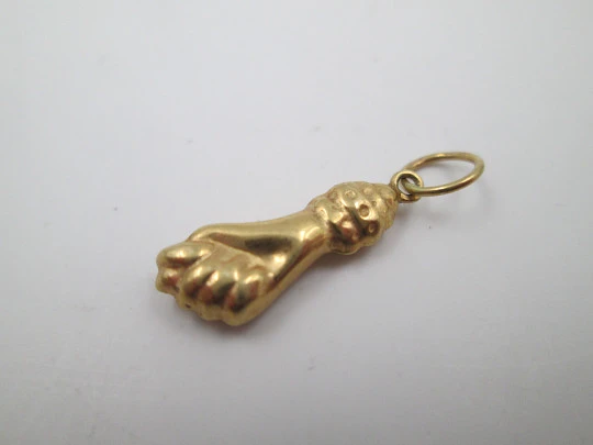 Figa / higa women's hand pendant. 18 karat gold. Geometric engravings. 1950's