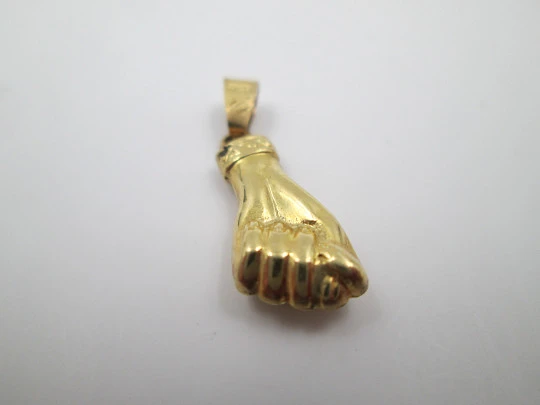Figa / higa women's hand pendant. 18 karat yellow gold. Geometric motifs. 1950's