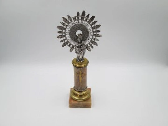 Figura Virgen del Pilar sobre peana. Plata de ley, mármol café y adornos metal. 1950