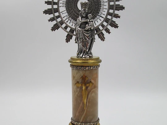 Figura Virgen del Pilar sobre peana. Plata de ley, mármol café y adornos metal. 1950