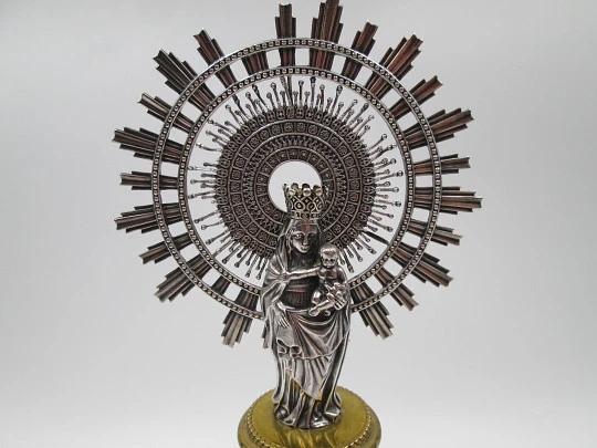 Figura Virgen del Pilar sobre peana. Plata de ley, mármol café y adornos metal. 1950