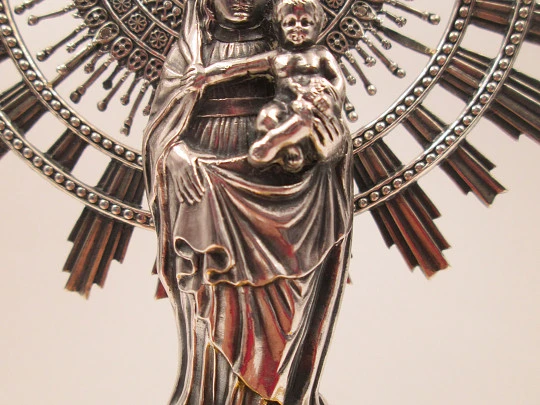 Figura Virgen del Pilar sobre peana. Plata de ley, mármol café y adornos metal. 1950