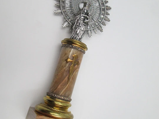 Figura Virgen del Pilar sobre peana. Plata de ley, mármol café y adornos metal. 1950
