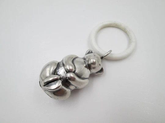 Figurative baby rattle. 925 sterling silver. Bear shape. White resin ring. Spain. 1980's