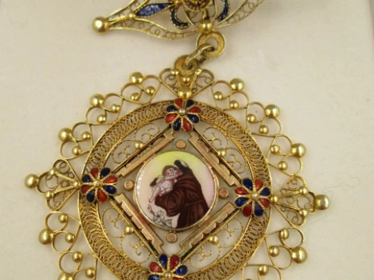 Filigree pendant. Yellow gold and enamels. Saint Anthony and child. 1920's
