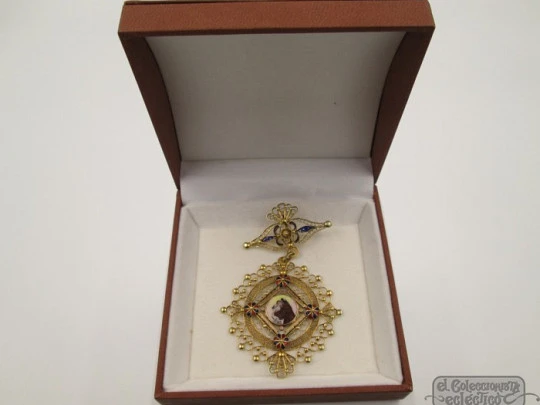 Filigree pendant. Yellow gold and enamels. Saint Anthony and child. 1920's Filigree pendant. Yellow gold and enamels. Saint Anthony and child. 1920's