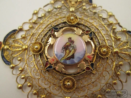 Filigree pendant. Yellow gold and enamels. Virgin and child. 1920's