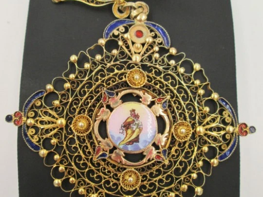 Filigree pendant. Yellow gold and enamels. Virgin and child. 1920's