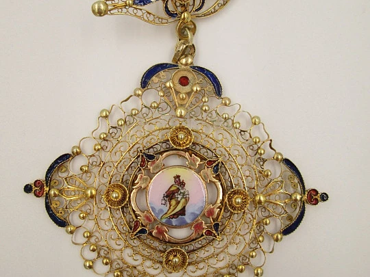 Filigree pendant. Yellow gold and enamels. Virgin and child. 1920's