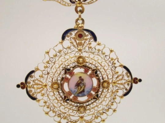 Filigree pendant. Yellow gold and enamels. Virgin and child. 1920's