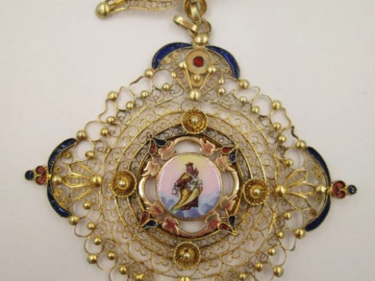Filigree pendant. Yellow gold and enamels. Virgin and child. 1920's