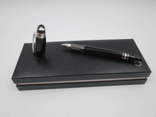 Fineliner Montblanc StarWalker. Resina negra y detalles platinados. Estuche. 2010