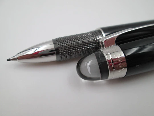 Fineliner Montblanc StarWalker. Resina negra y detalles platinados. Estuche. 2010