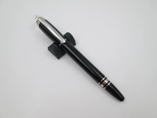 Fineliner Montblanc StarWalker. Resina negra y detalles platinados. Estuche. 2010