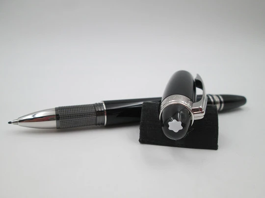 Fineliner Montblanc StarWalker. Resina negra y detalles platinados. Estuche. 2010