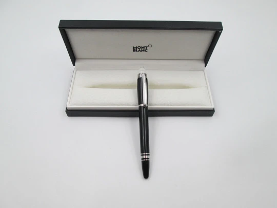 Fineliner Montblanc StarWalker. Resina negra y detalles platinados. Estuche. 2010