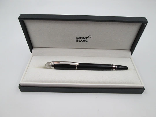 Fineliner Montblanc StarWalker. Resina negra y detalles platinados. Estuche. 2010