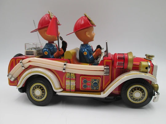 Fire truck toy. Lithographed tinplate. Battery operated. Nomura / Showa (Japan). 1950's