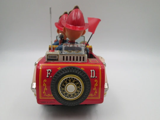 Fire truck toy. Lithographed tinplate. Battery operated. Nomura / Showa (Japan). 1950's