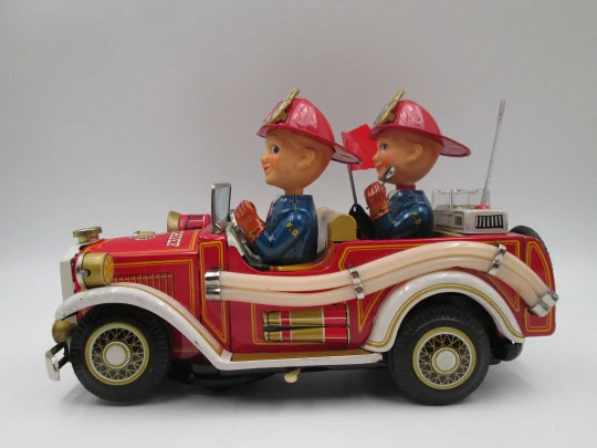 Fire truck toy. Lithographed tinplate. Battery operated. Nomura / Showa (Japan). 1950's