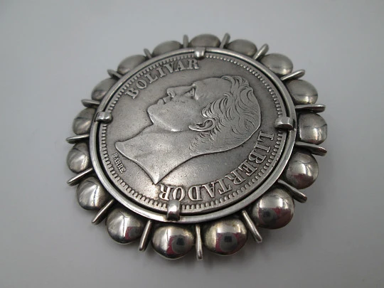 Five bolivares coin (1935) pendant brooch. Sterling silver. Bars & circles edge