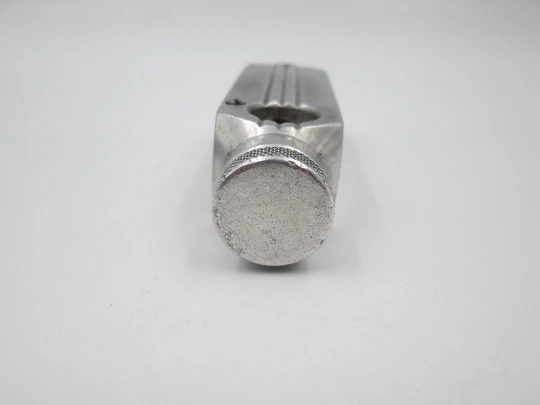 Flamidor Flambeau pocket petrol pipe lighter. Aluminum. Ribbed pattern. France. 1948 Flamidor Flambeau pocket petrol pipe lighter. Aluminum. Ribbed pattern. France. 1948