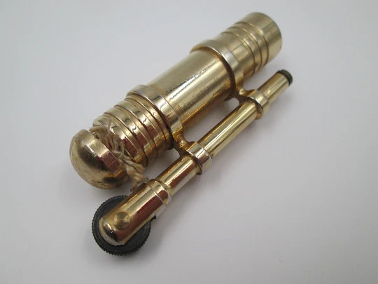 Flint wheel & wick cigarette lighter. Gold plated metal. Tubular shape. 1980's