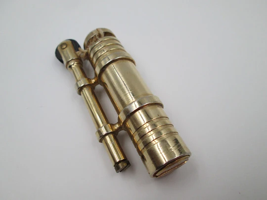 Flint wheel & wick cigarette lighter. Gold plated metal. Tubular shape. 1980's