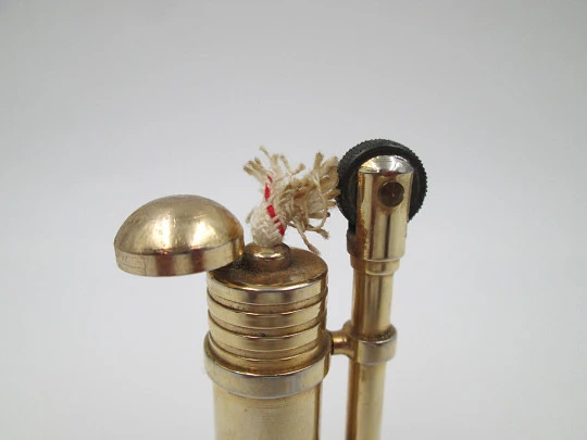 Flint wheel & wick cigarette lighter. Gold plated metal. Tubular shape. 1980's