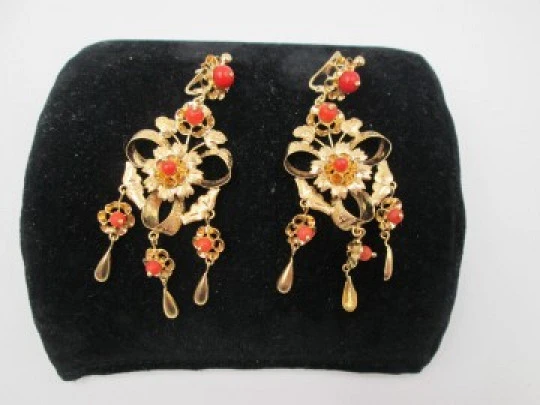 Flower regional earrings. 18k yellow gold & red coral spheres. French clasp