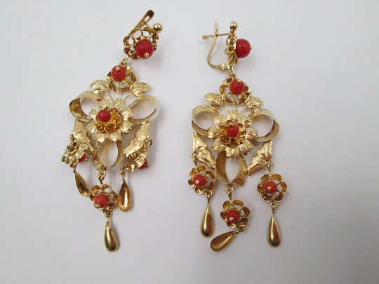 Flower regional earrings. 18k yellow gold & red coral spheres. French clasp