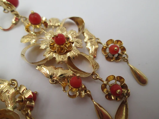 Flower regional earrings. 18k yellow gold & red coral spheres. French clasp