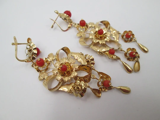 Flower regional earrings. 18k yellow gold & red coral spheres. French clasp