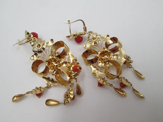 Flower regional earrings. 18k yellow gold & red coral spheres. French clasp