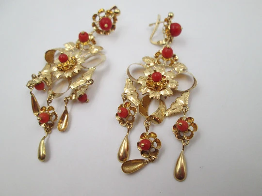 Flower regional earrings. 18k yellow gold & red coral spheres. French clasp