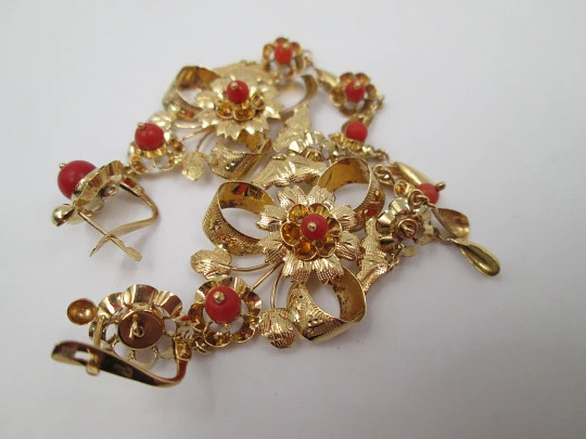 Flower regional earrings. 18k yellow gold & red coral spheres. French clasp