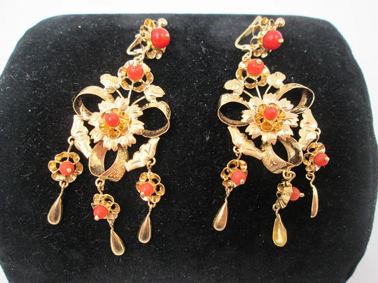 Flower regional earrings. 18k yellow gold & red coral spheres. French clasp