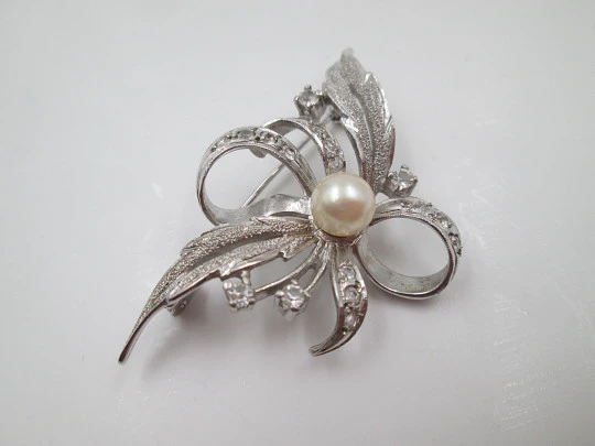 Flower with leaves women's brooch. Sterling silver. Pearl & white gems. Safety pin. 1970's