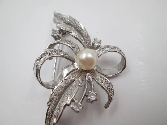 Flower with leaves women's brooch. Sterling silver. Pearl & white gems. Safety pin. 1970's