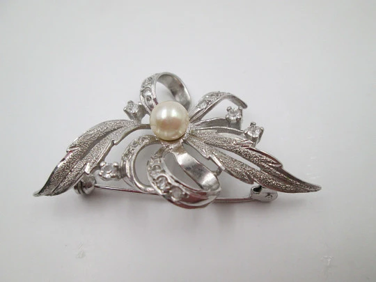 Flower with leaves women's brooch. Sterling silver. Pearl & white gems. Safety pin. 1970's