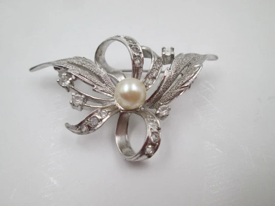 Flower with leaves women's brooch. Sterling silver. Pearl & white gems. Safety pin. 1970's