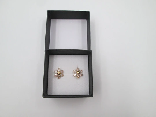 Flower women's earrings. 18 karat yellow gold and zircons. French clasp