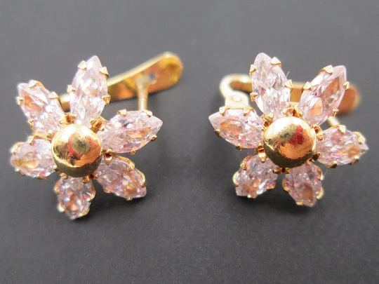 Flower women's earrings. 18 karat yellow gold and zircons. French clasp